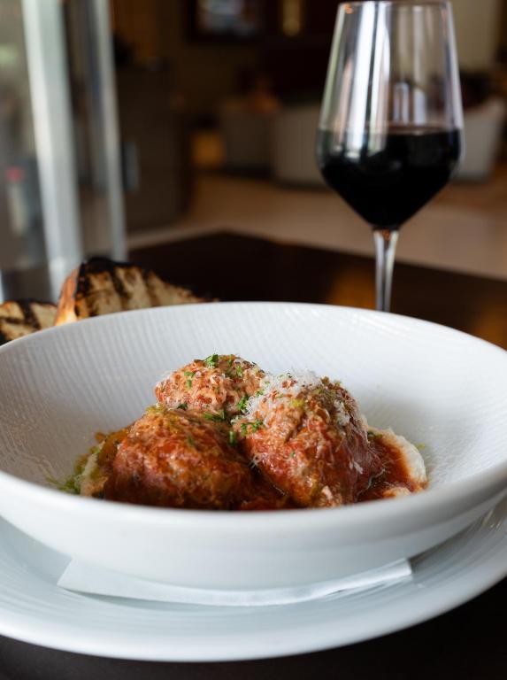 アーリントンにあるThe Westin Crystal City Reagan National Airportの白い茶碗