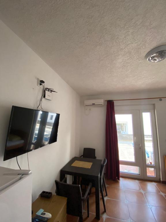 TV a/nebo společenská místnost v ubytování Guest House Nura
