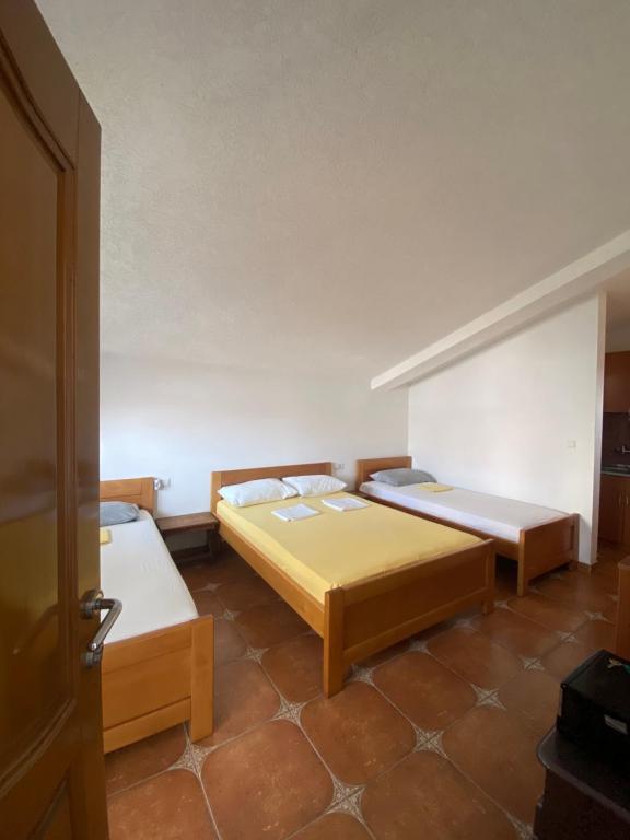 Postel nebo postele na pokoji v ubytování Guest House Nura