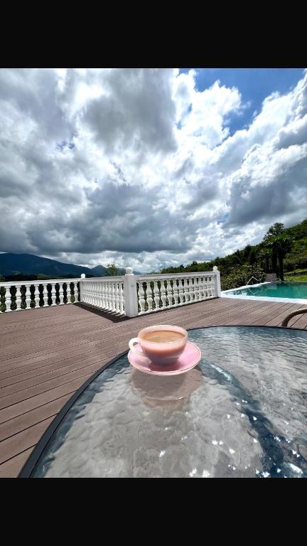 Piscina a Kokhta guest house On the mountain o a prop