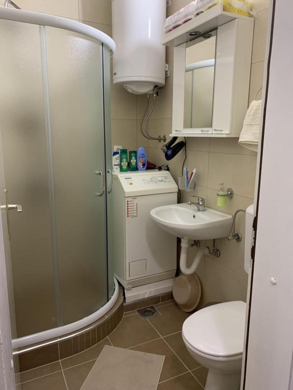Bilik mandi di ANNI apartman