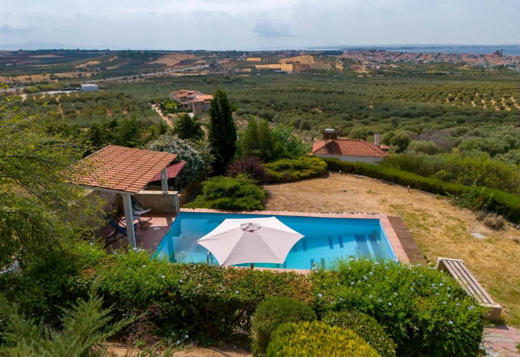 Photo de la galerie de l'établissement Cave House with Panoramic View, à Nea Moudania