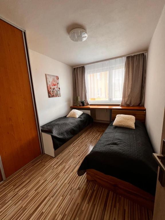 Postel nebo postele na pokoji v ubytování Apartmán širšie centrum KOCKA