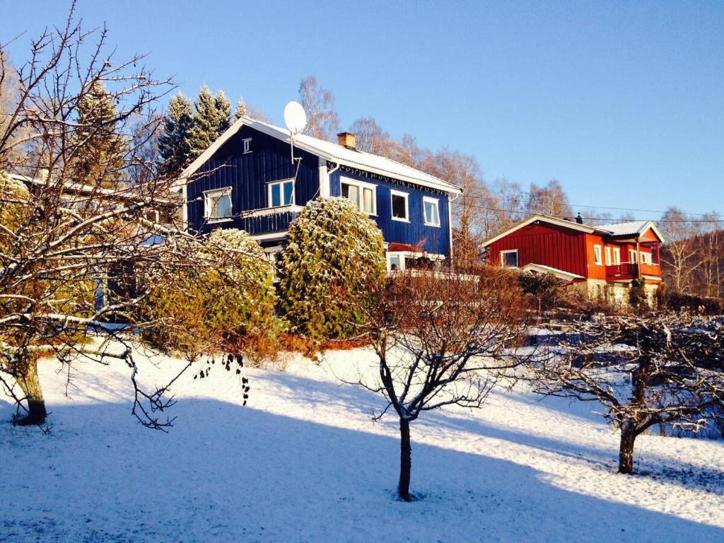 Mountain view Apartment near Oslo: bedroom, lounge, kitchen and bathroom. Flat in Rykkinn v zimě