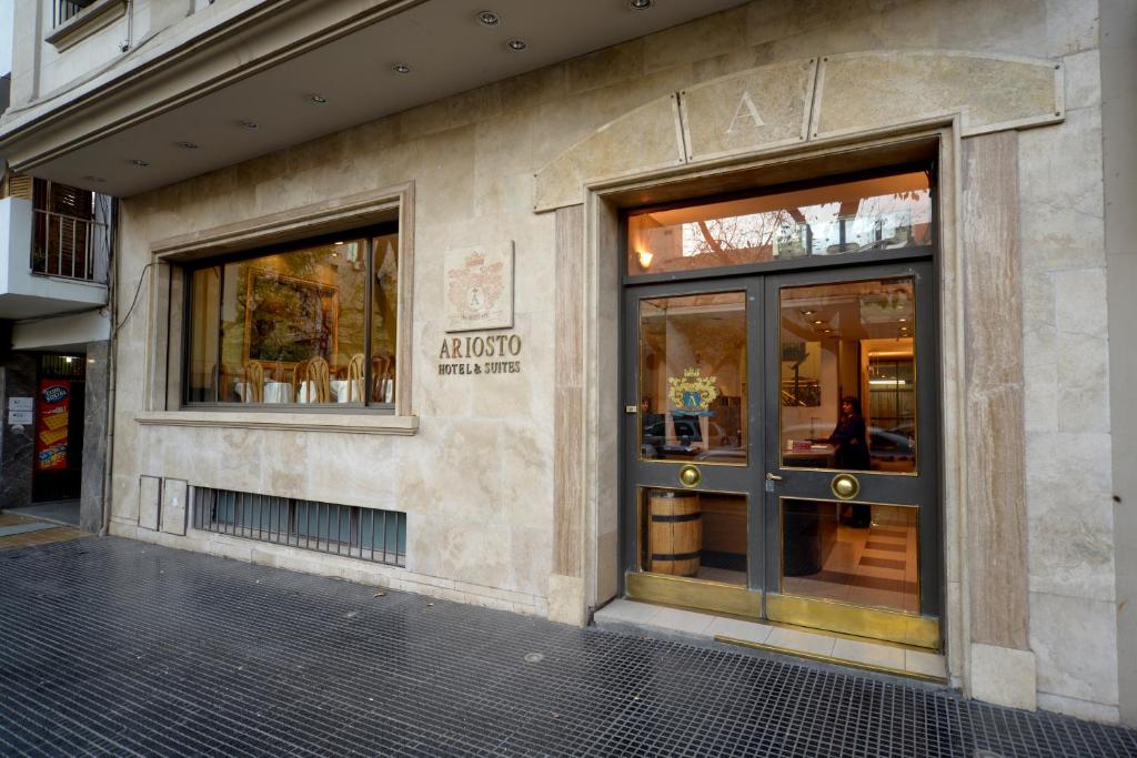 una tienda con puertas de cristal en una calle de la ciudad en Hotel Ariosto en Mendoza