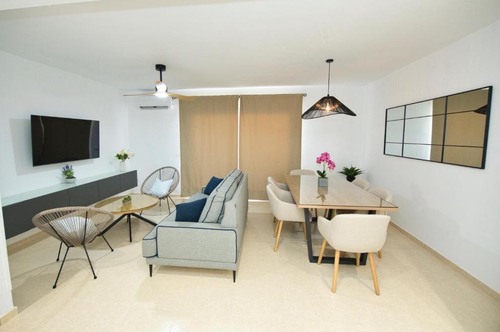 a living room with a table and a dining room at Coin Premium San Cristobal in Coín
