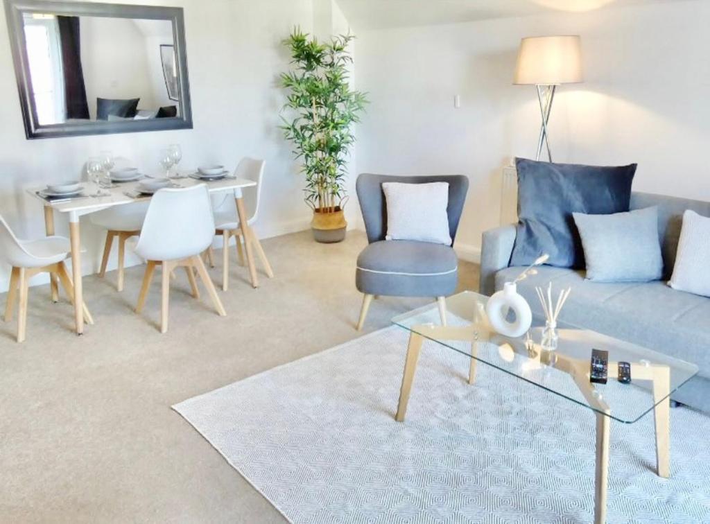 Posezení v ubytování 4 Beds 2 Bath Close To Gen-hospital Free Parking