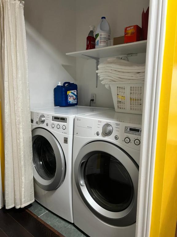 a laundry room with a washer and dryer at Cozy House B&B in Niagara Falls