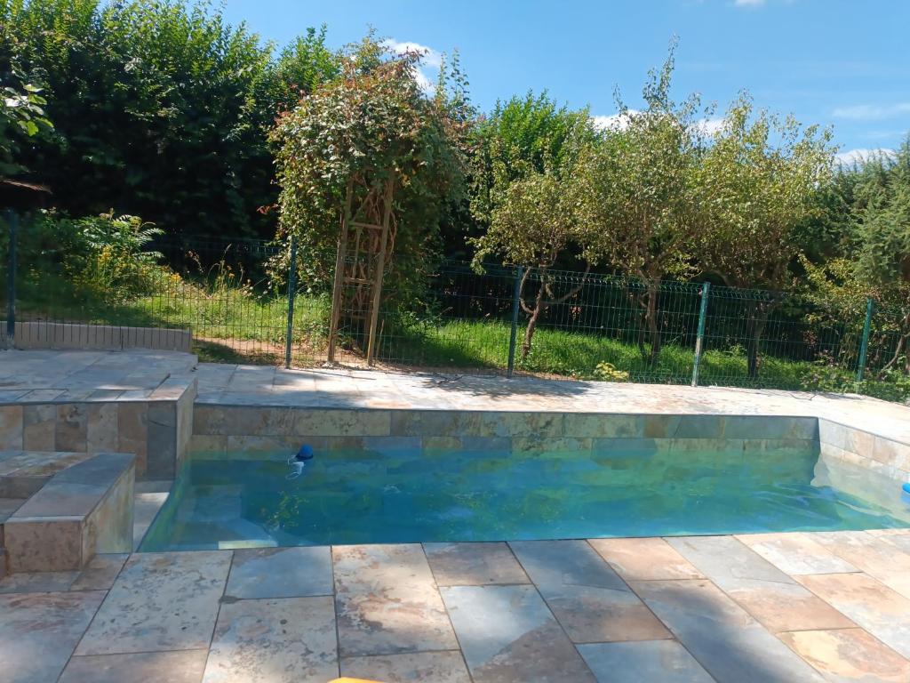 - une piscine dans une arrière-cour avec une clôture dans l'établissement Maison avec Piscine privée sans vis à vis 6 personnes, à Chevillon