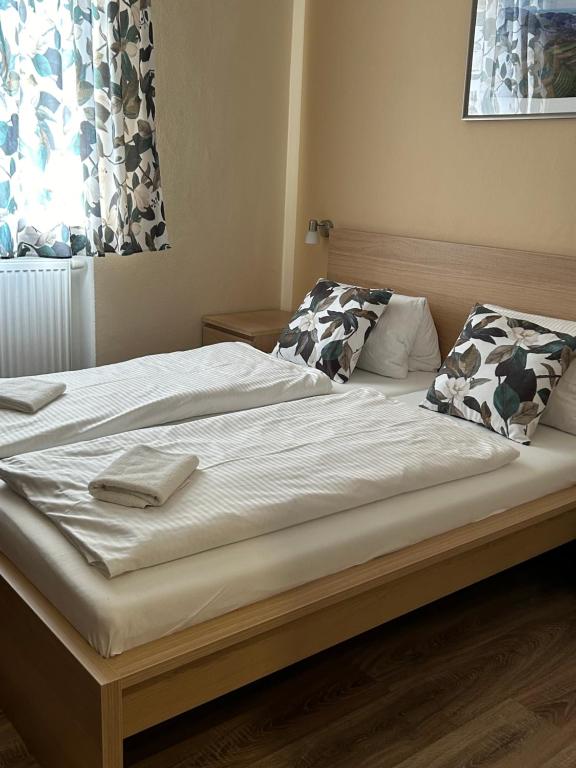 łóżko z dwoma ręcznikami w sypialni w obiekcie Hotel & Restaurace Pizzerie Jasany w Znojmie