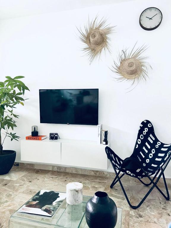 Μια τηλεόραση ή/και κέντρο ψυχαγωγίας στο Charmant T2 à Cocody