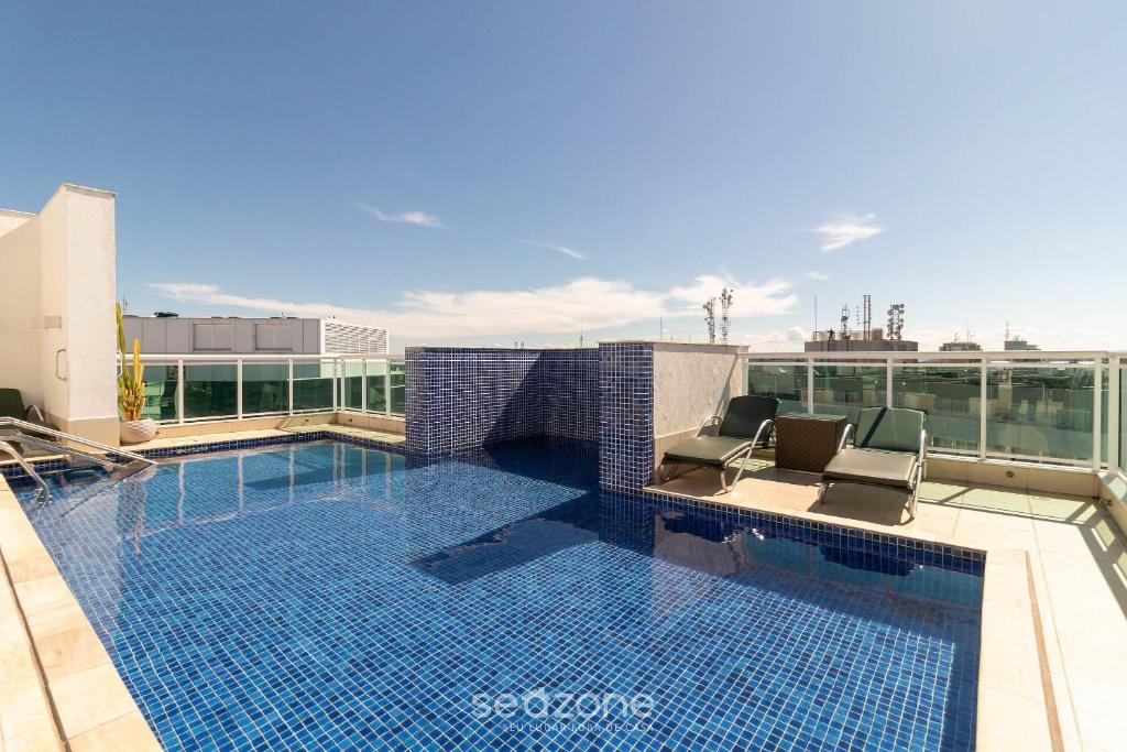 une piscine sur le toit d'un immeuble dans l'établissement Flat Moderno p/ Negócios em Asa Norte BHY0614, à Brasilia