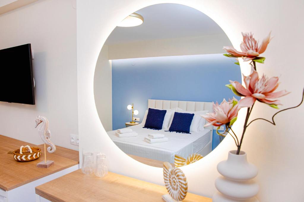 Televízia a/alebo spoločenská miestnosť v ubytovaní Hotel Ilion