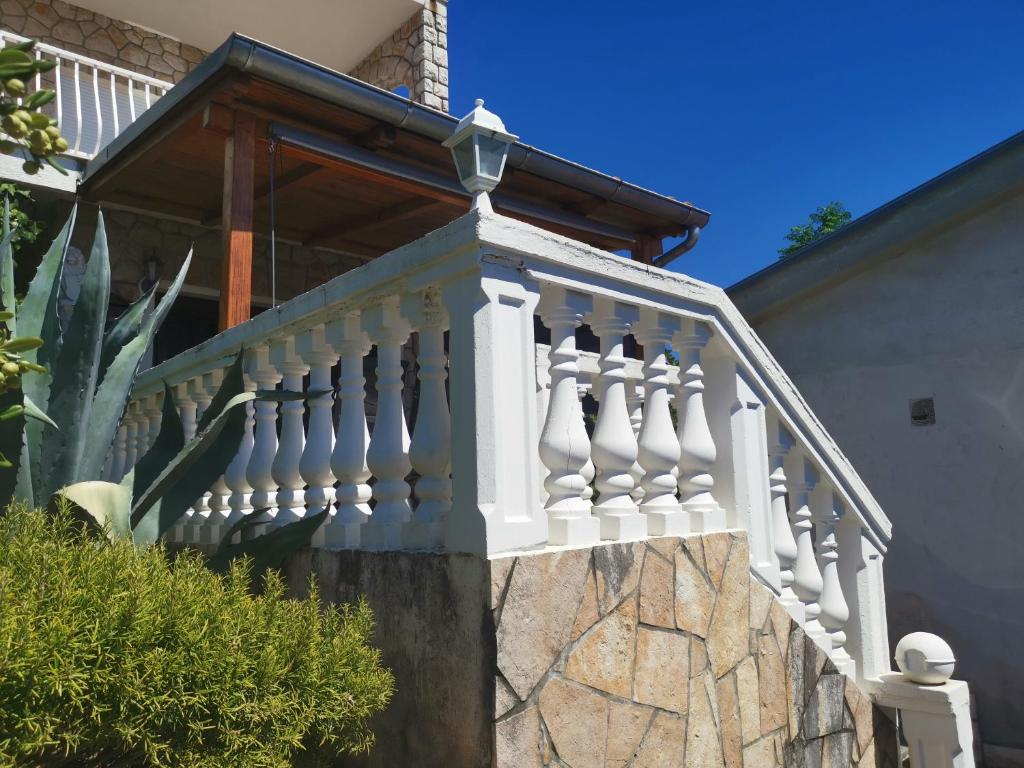 ein weißes Geländer an einem Haus in der Unterkunft Apartman Rahela in Selce