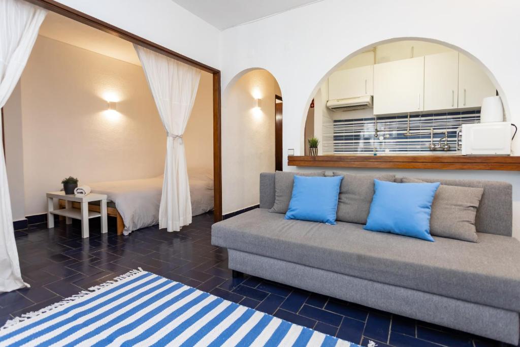 een woonkamer met een bank en een bed bij Blue Horizon House in Costa da Caparica