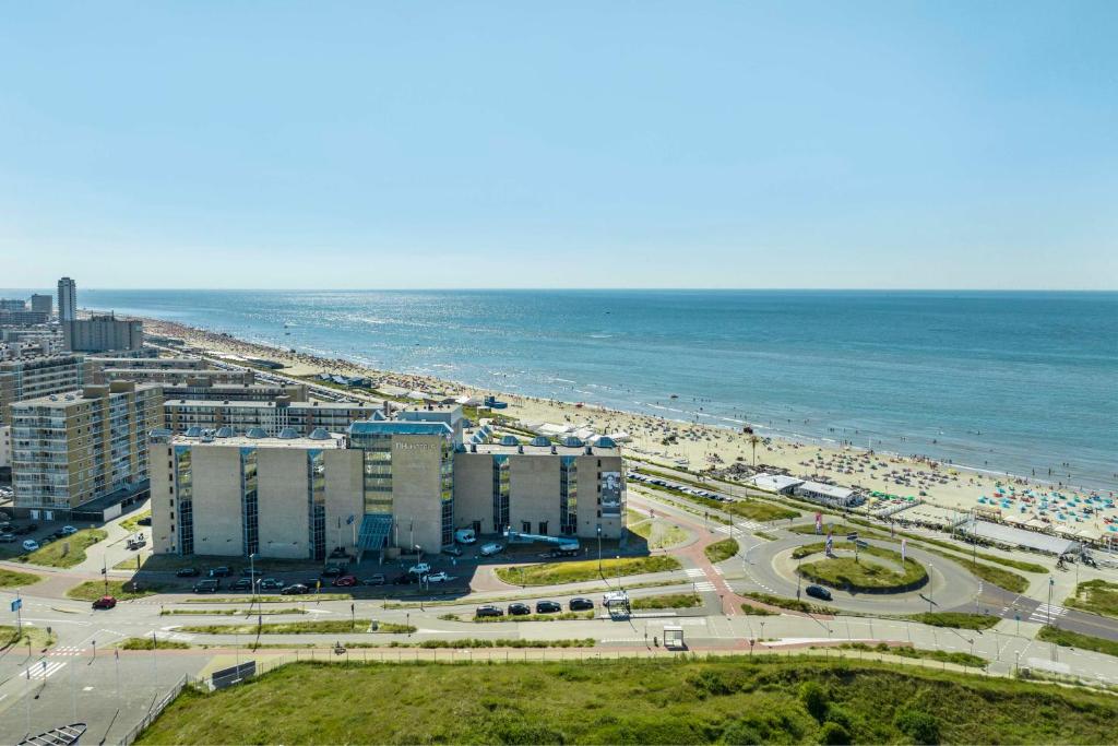 eine Luftaufnahme eines Strandes und des Ozeans in der Unterkunft NH Zandvoort Hotel in Zandvoort