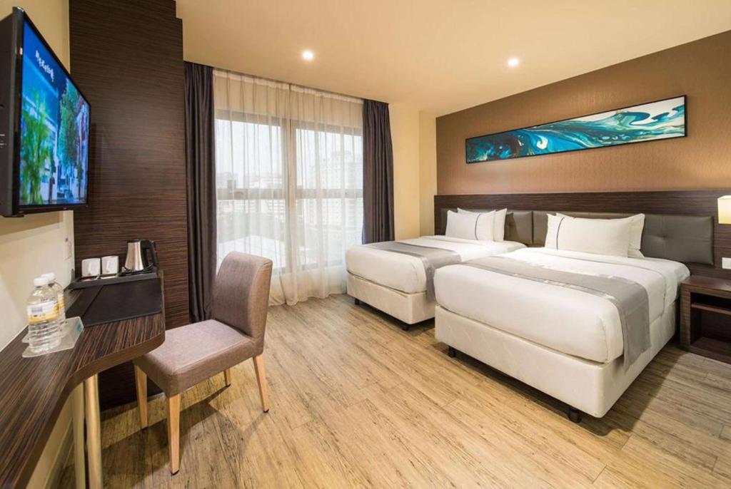 Ένα ή περισσότερα κρεβάτια σε δωμάτιο στο Ramada Encore by Wyndham Chinatown Kuala Lumpur