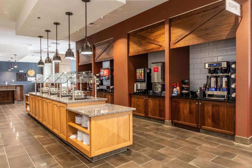 Příslušenství pro přípravu čaje a kávy v ubytování Drury Plaza Hotel Dallas Arlington