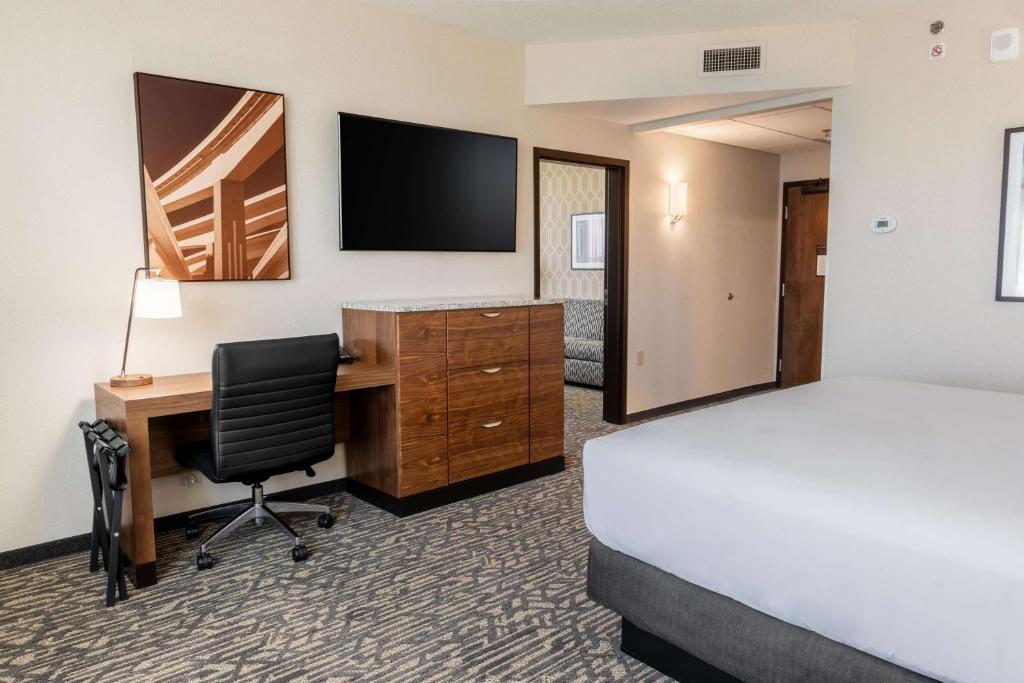 Postel nebo postele na pokoji v ubytování Drury Plaza Hotel Dallas Arlington