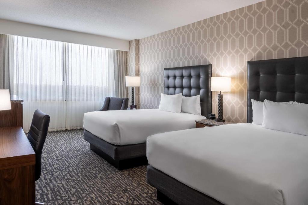 Postel nebo postele na pokoji v ubytování Drury Plaza Hotel Dallas Arlington