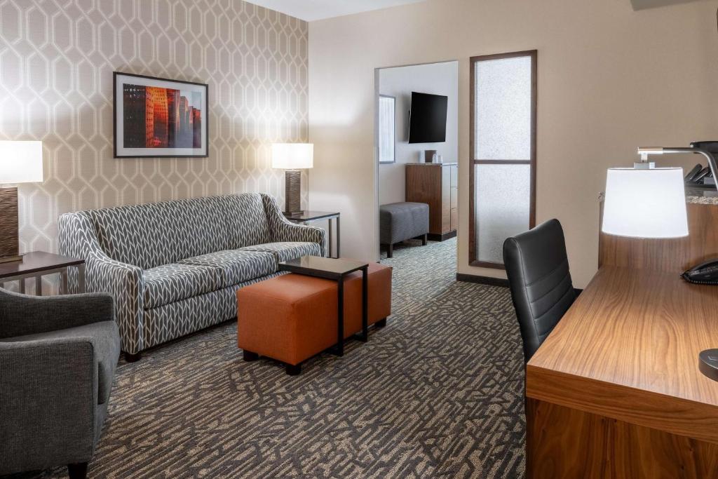 Posezení v ubytování Drury Plaza Hotel Dallas Arlington