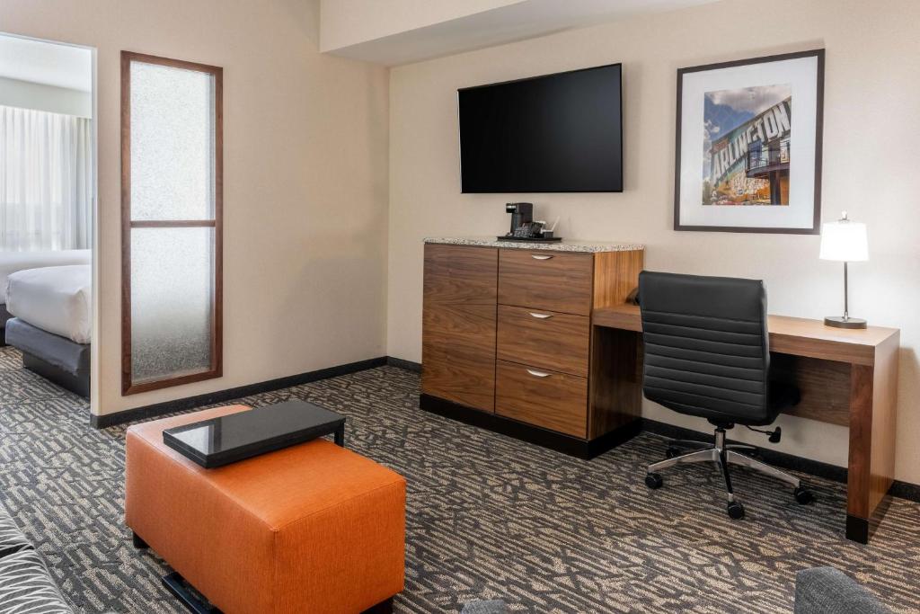 TV a/nebo společenská místnost v ubytování Drury Plaza Hotel Dallas Arlington