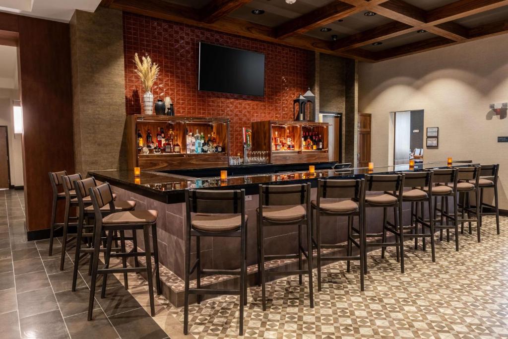 Lounge nebo bar v ubytování Drury Plaza Hotel Dallas Arlington