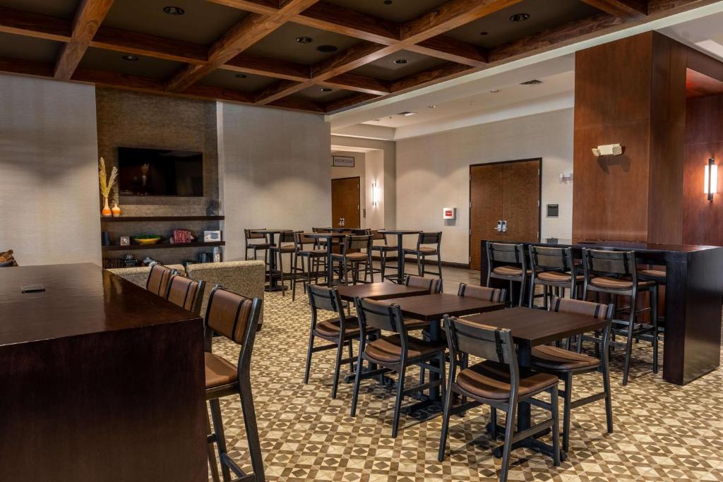 TV a/nebo společenská místnost v ubytování Drury Plaza Hotel Dallas Arlington