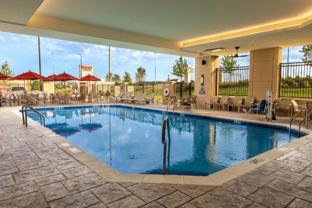 Bazén v ubytování Drury Plaza Hotel Dallas Arlington nebo v jeho okolí