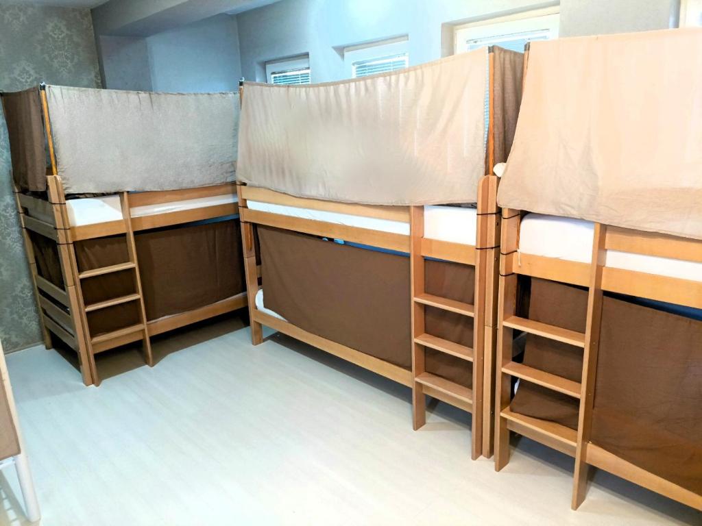Двухъярусная кровать или двухъярусные кровати в номере Historia Hostel