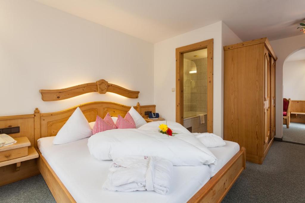 Postel nebo postele na pokoji v ubytování Hotel Garni Hanslerhof " Urlaub am Bauernhof "