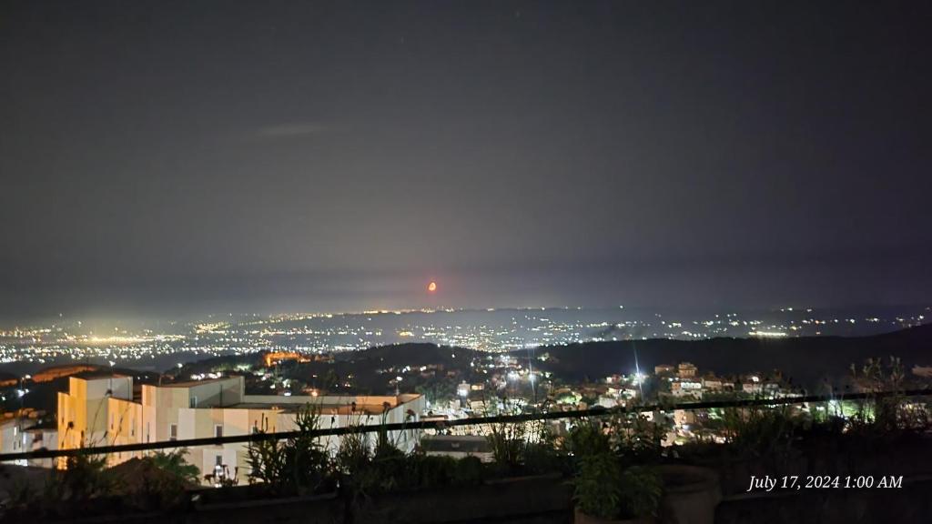 Nespecifikovaný výhled na destinaci Krujë nebo výhled na město při pohledu z penzionu