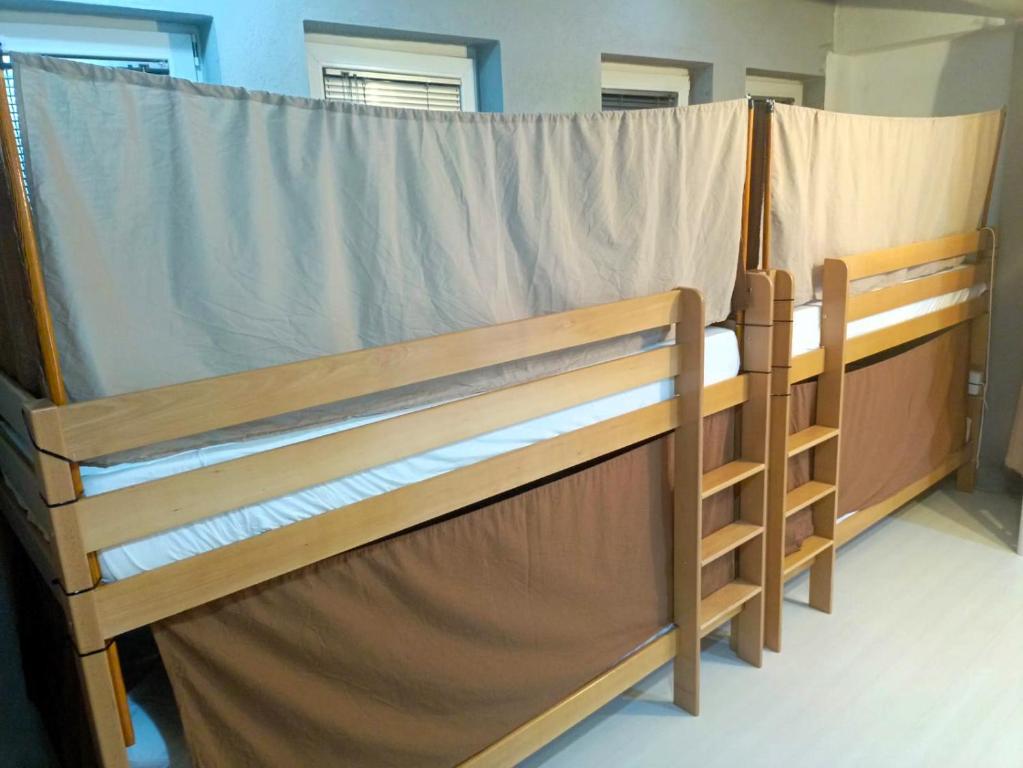 Двухъярусная кровать или двухъярусные кровати в номере Historia Hostel