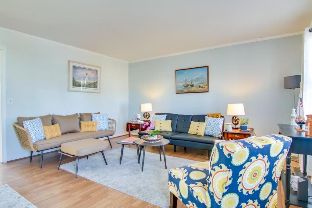 MiltonにあるMilton Townhouse about 9 Mi to Delaware Bay!のソファとテーブルのあるリビングルーム