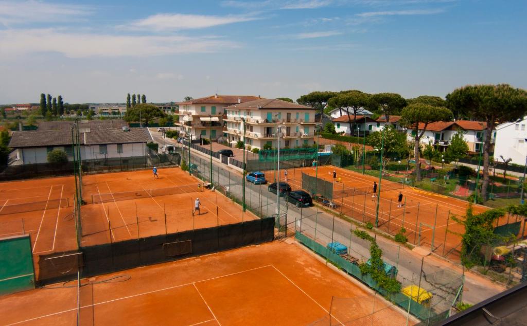 Tenis a/nebo squash v ubytování Hotel Rado nebo okolí