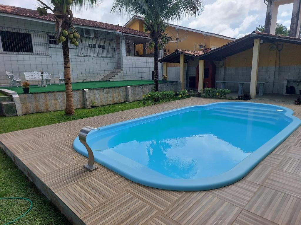 a large blue swimming pool in a yard at Excelente casa de praia com piscina in Salinópolis