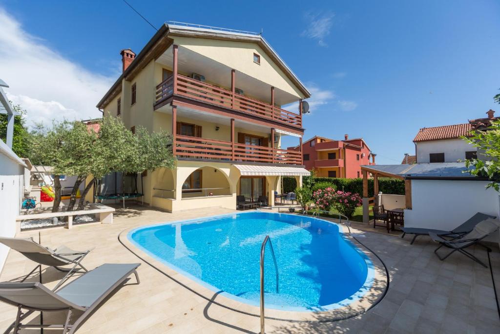 Bazén v ubytování Family-friendly apartments with swimming pool Novigrad - 11242 nebo v jeho okolí