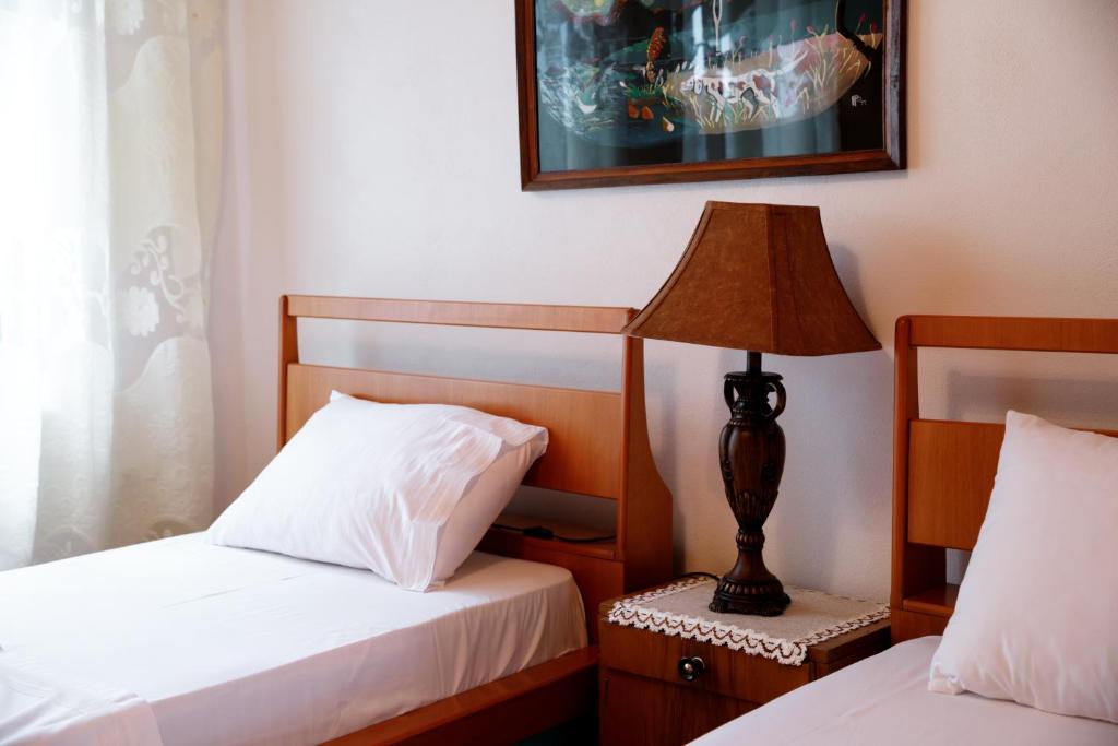 Postel nebo postele na pokoji v ubytování GuestHouse Te Bregu