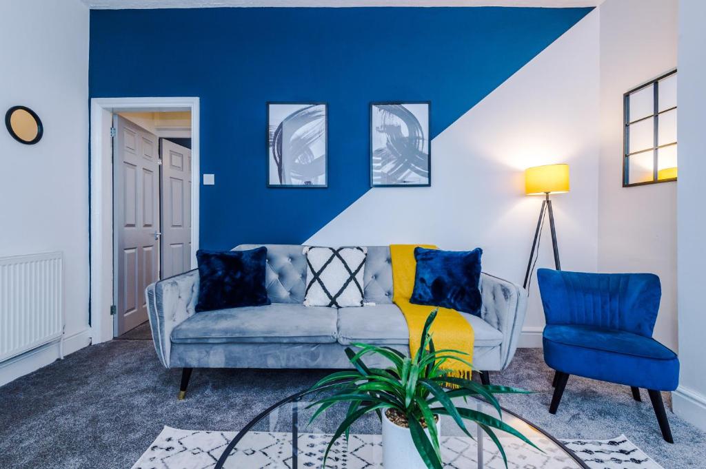Posezení v ubytování Spacious 3-Bed home in Manchester by 53 Degrees Property, Ideal for Business & Long-term Stays - Sleeps 9!