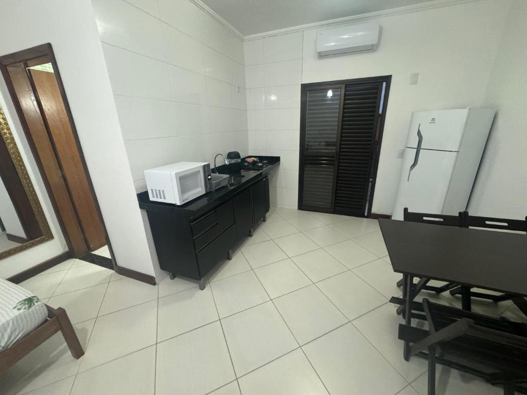 Kuchyň nebo kuchyňský kout v ubytování Apartamentos e Flats da Taty Praia das Toninhas - Ubatuba