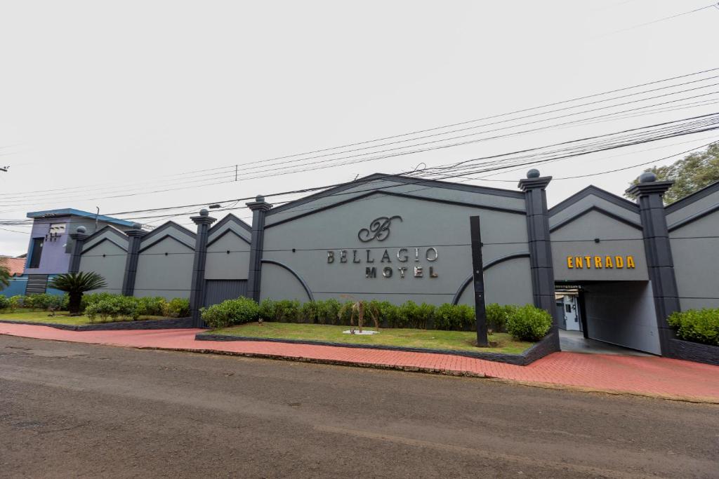 a building with a bilkered hotel on the side of a street at Bellagio Motel in Foz do Iguaçu