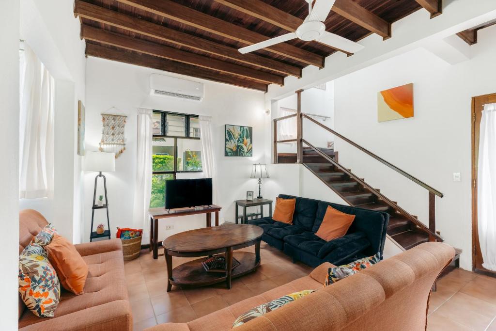 a living room with a couch and a table at Angels Mar Villa Hermosa 2b2b European Villa in Playa Hermosa