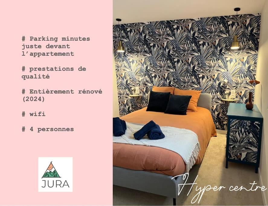 - un lit à baldaquin dans une chambre dans l'établissement L'orchidée sauvage, au coeur du centre historique, à Lons-le-Saunier