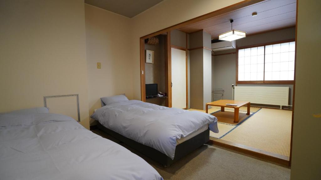 Postel nebo postele na pokoji v ubytování 山のホテル大瀧