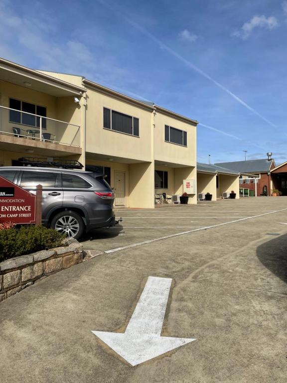 比奇沃斯Hibernian Hotel的一辆停在停车场的带有白色箭头的汽车