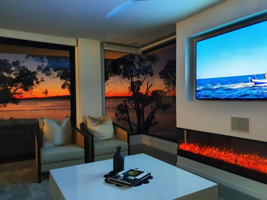 TV a/nebo společenská místnost v ubytování Vue One Nelson Bay Waterfront Luxury