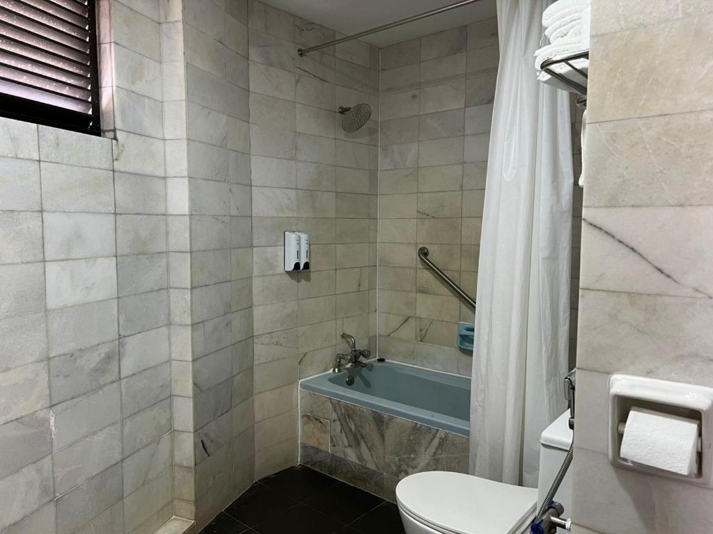Koupelna v ubytování Remington Hotel