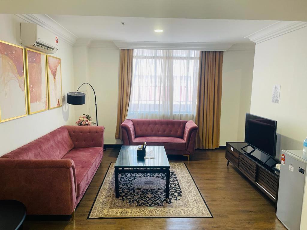 TV a/nebo společenská místnost v ubytování Remington Hotel