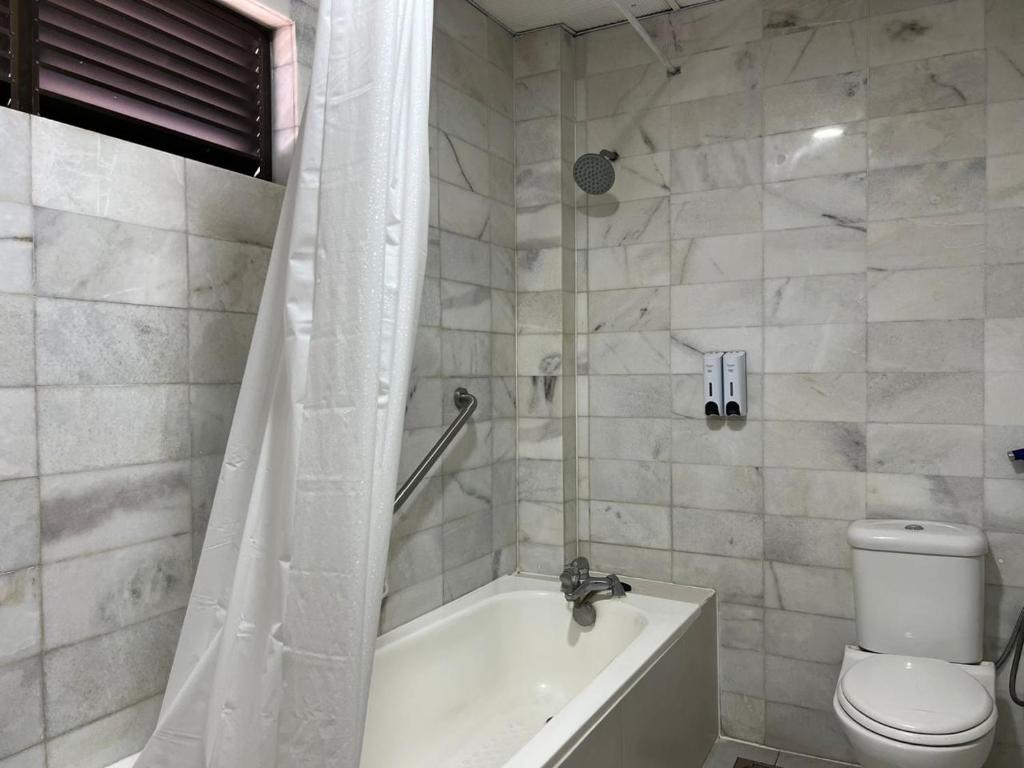 Koupelna v ubytování Remington Hotel