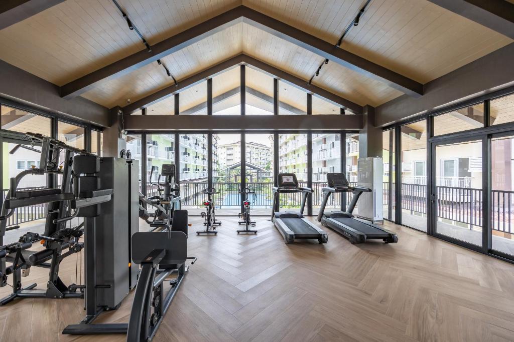 Fitness centrum a/nebo fitness zařízení v ubytování AMANI 107B, 3 Minutes to Airport, with Gym & Pool ,FAST WIFI, Free Netflix